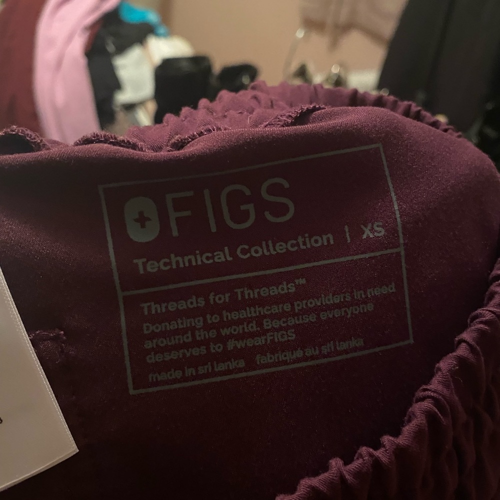 NWOT FIGS Plum/Burgundy Scrub Set XXS Top/XS Joggers - Picture 4 of 7